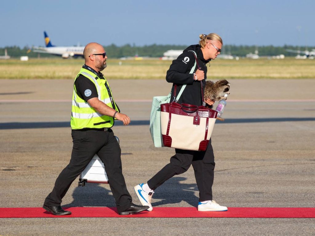 Erling Haaland desciende del avión en Gardermoen tras el regreso de Noruega, eliminada por Inglaterra en cuartos de final del Mundial 2026. Foto AFP.