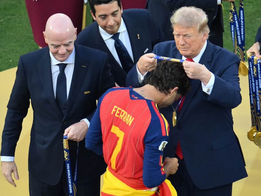 Ferran Torres recibe la medalla de campeón de manos de Gianni Infantino, junto a Donald Trump, tras la final del Mundial 2026. Foto: Angela Weiss/AFP.