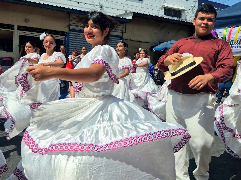 La jornada comenzó con un desfile y continúa con presentaciones artísticas y venta de platillos a base de yuca en el distrito de Mejicanos. Foto EDH / Cortesía Alcaldía de San Salvador Centro.