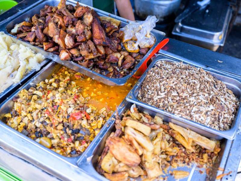 El Festival de la Yuca reúne a comerciantes y visitantes en una jornada dedicada a la gastronomía tradicional salvadoreña. Foto EDH / Cortesía Alcaldía de San Salvador Centro.