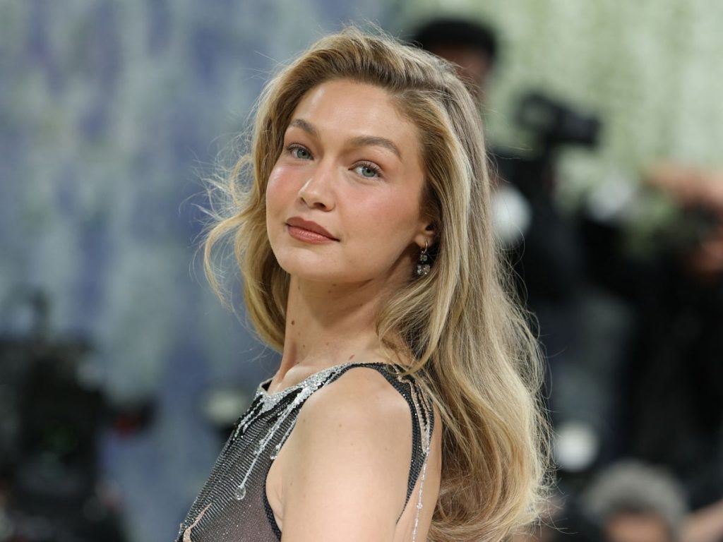 Gigi Hadid llega a la Gala Met 2026 con una mirada natural que conecta con las Ghost Lashes. 