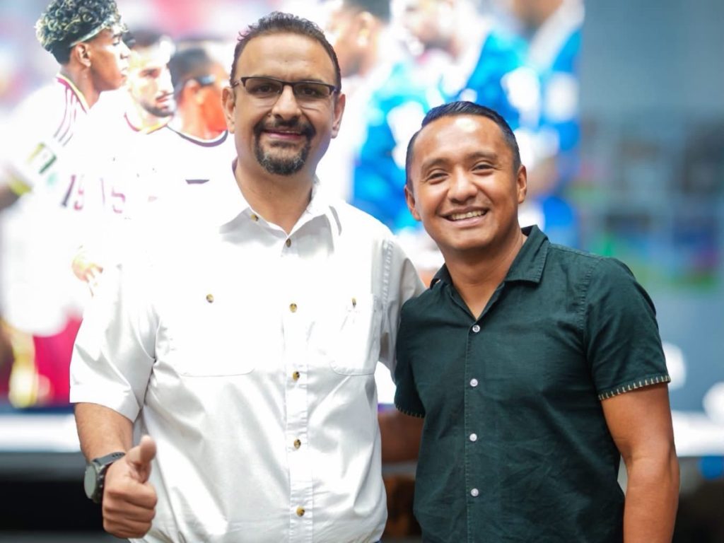 Iván Barton fue recibido por el alcalde Gustavo Acevedo tras su participación en el Mundial 2026. Foto: cortesía