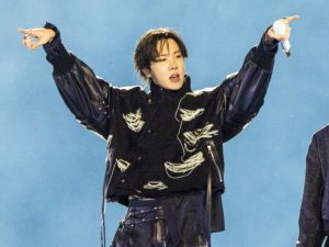J-Hope, miembro del grupo de K-pop BTS, actuando durante el concierto de regreso de BTS en la plaza Gwanghwamun de Seúl.
