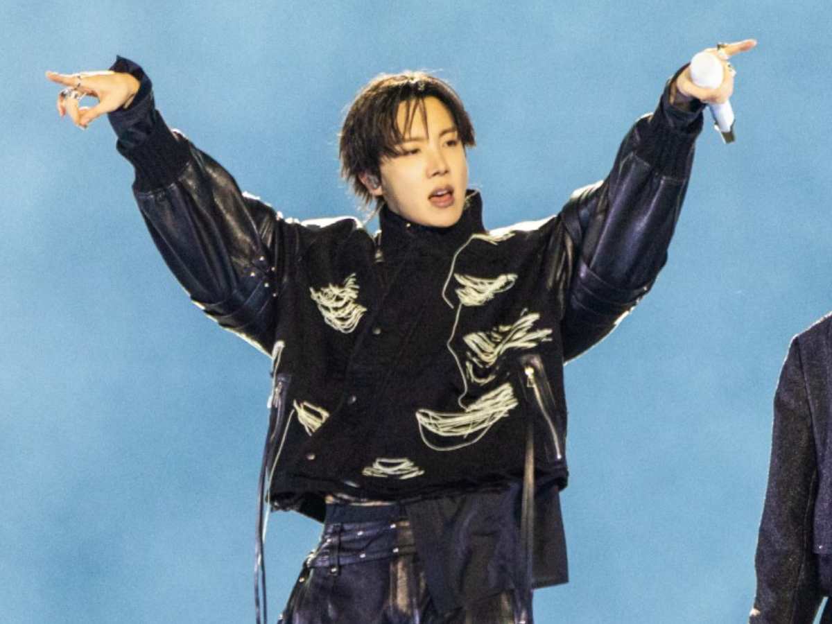 J-Hope, miembro del grupo de K-pop BTS, actuando durante el concierto de regreso de BTS en la plaza Gwanghwamun de Seúl.