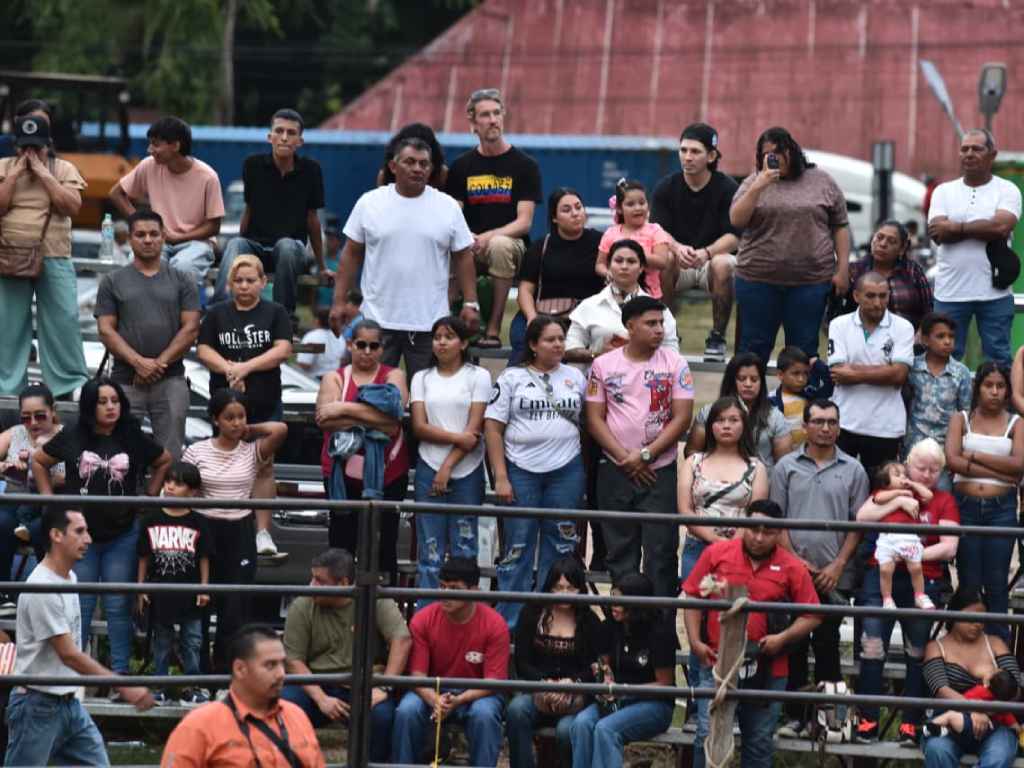 Espectadores observan atentos cada maniobra en el rodeo.