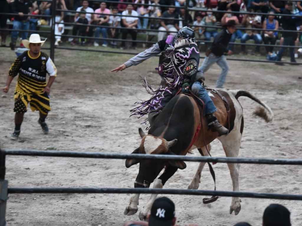 inetes con equipo de protección para prevenir inconvenientes.