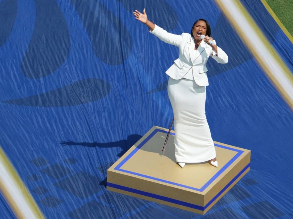 Jennifer Hudson interpreta el himno de Estados Unidos durante la ceremonia de clausura de la final del Mundial 2026. AFP/Timothy A. Clary