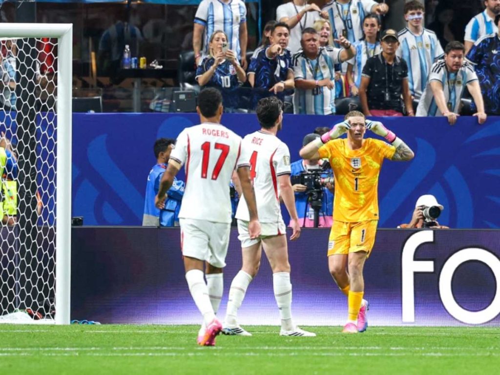 Jordan Pickford, portero de Inglaterra, habla con el árbitro Ismail Elfath durante la semifinal de l (1)