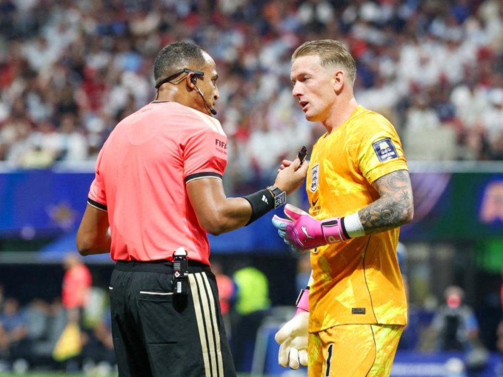Jordan Pickford, portero de Inglaterra, habla con el árbitro Ismail Elfath durante la semifinal de l (1)