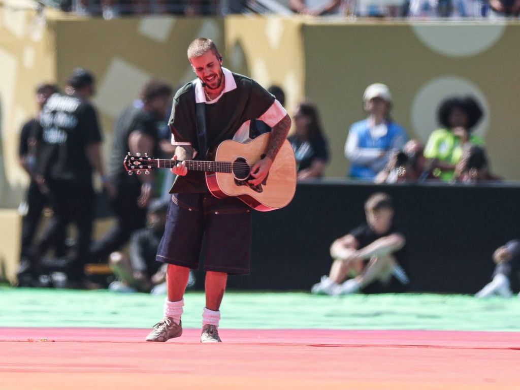 Justin Bieber actúa durante el espectáculo de medio tiempo de la final del Mundial 2026 entre España y Argentina.