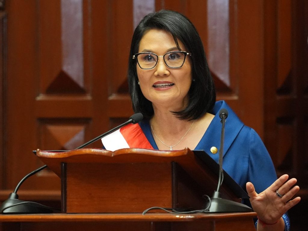 Keiko Fujimori pronuncia su primer discurso tras jurar como presidenta de Perú en el Congreso.