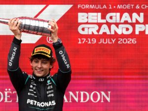 Kimi Antonelli, que se alzó con la victoria, celebra con el trofeo en el podio tras competir en el Gran Premio de Bélgica de Fórmula 1 en el circuito de Spa-Francorchamps