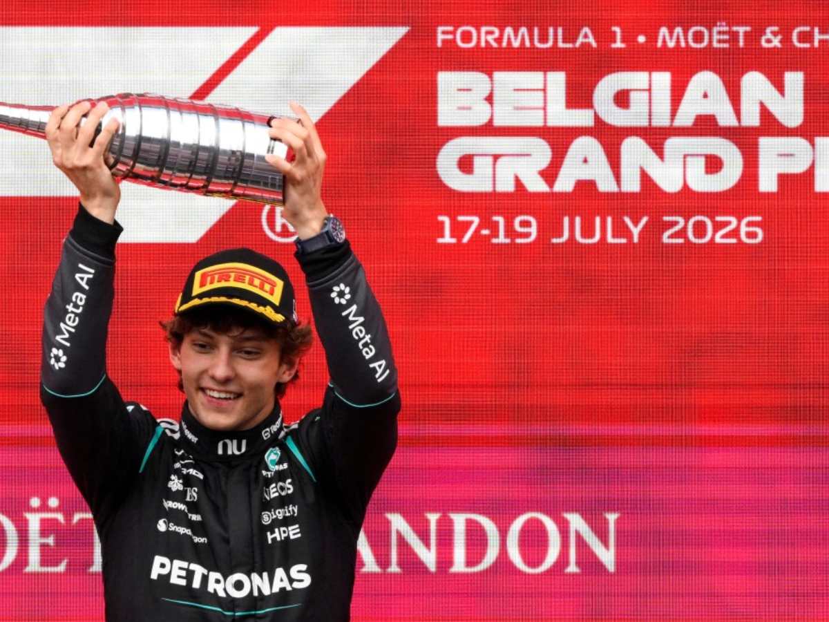 Kimi Antonelli, que se alzó con la victoria, celebra con el trofeo en el podio tras competir en el Gran Premio de Bélgica de Fórmula 1 en el circuito de Spa-Francorchamps