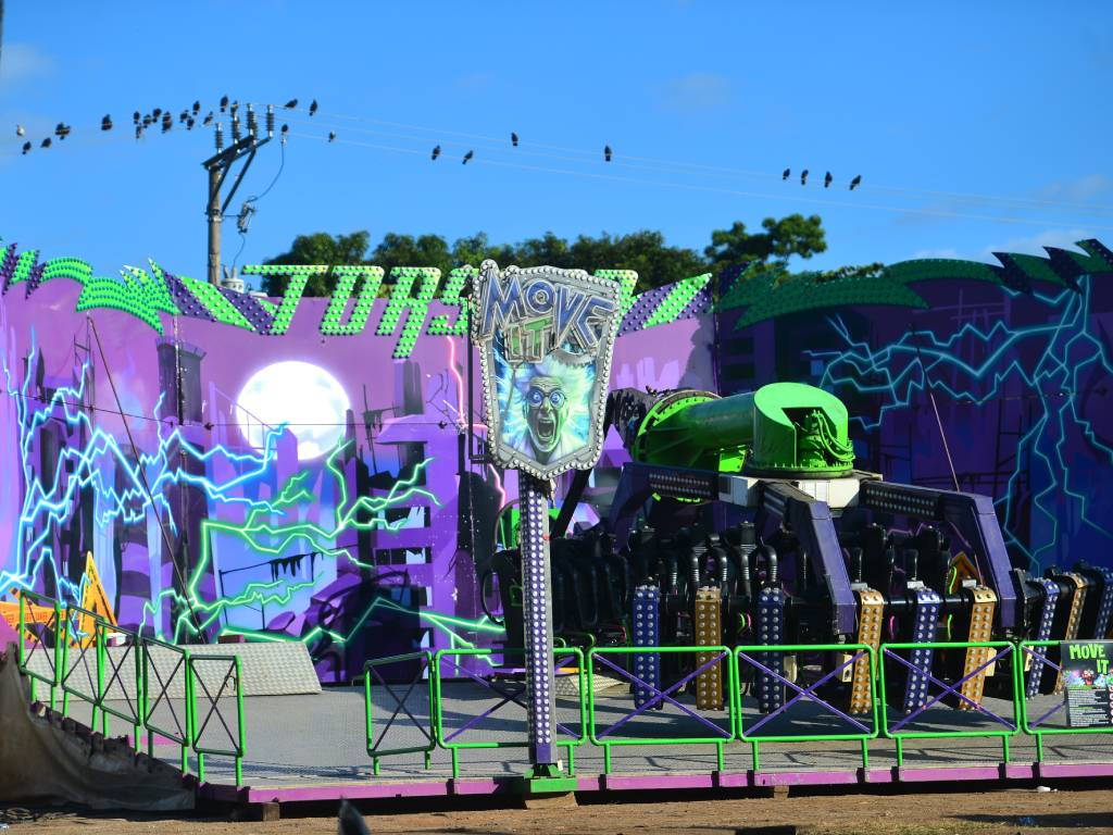 LA EMOCIÓN ESTÁ POR COMENZAR!
La electrizante atracción "Top Move It" ya se encuentra armada y lista para las Fiestas Julias. Su llamativa temática de científicos locos y relámpagos, en vibrantes tonos morado y verde fluorescente, promete ser una de las experiencias más extremas de este año.