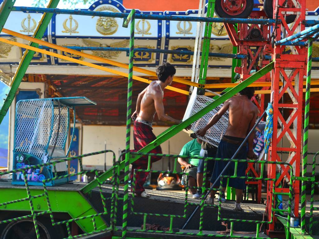 FALTA MENOS PARA LA DIVERSIÓN. Personal técnico avanza en la colocación de las góndolas de la Rueda de Chicago, completando el montaje de esta imponente estructura que promete ser el centro de atención de las Fiestas Julias.