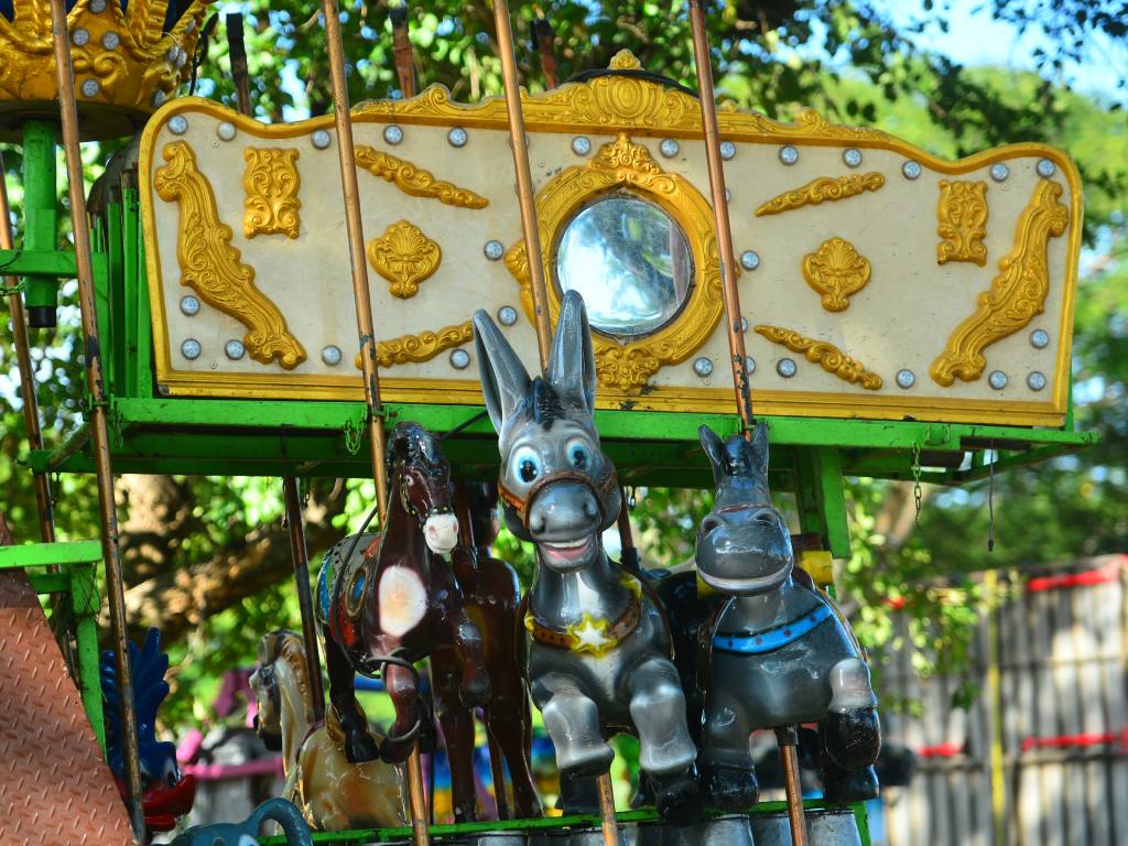 Área designada para el carrusel en el campo de la feria. Se observa que la tradicional "rueda de los caballitos" aún no ha sido armada y se encuentra en fase de montaje, con el personal técnico trabajando en su estructura para prepararla para el público.