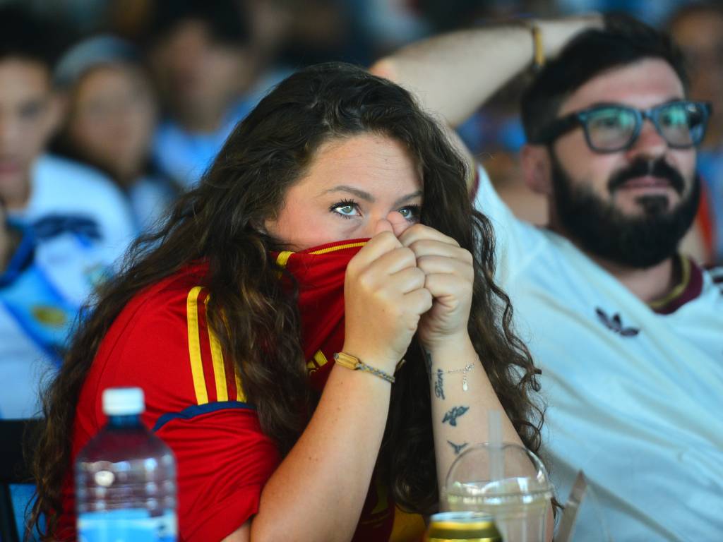 Seguidora de España sufre tras una clara jugada de gol de Argentina.