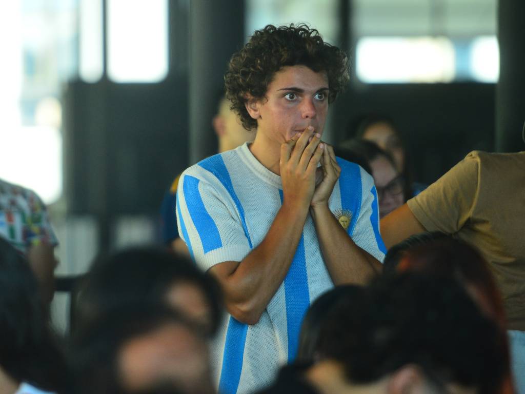 Seguidor de la albiceleste sufre con la tensión del primer tiempo.