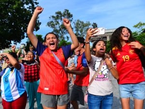 Afición española celebra con total euforia el triunfo de su selección.