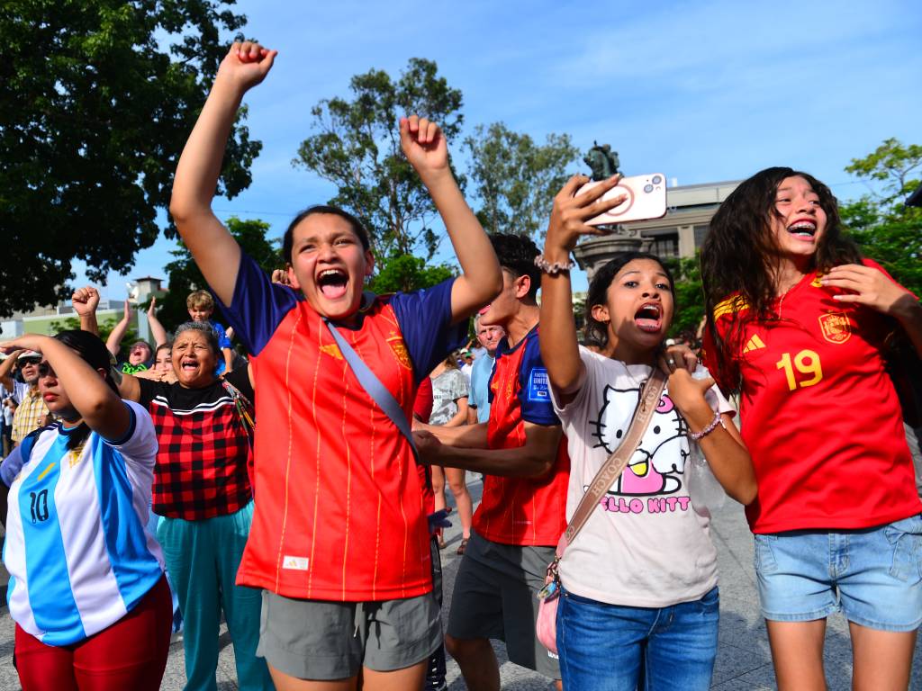 Afición española celebra con total euforia el triunfo de su selección.