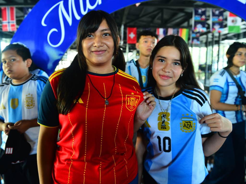 Hermanas López apuestan hacer los deberes de la otra por una semana.
