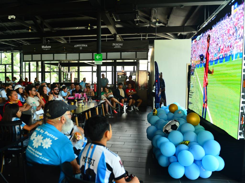 La afición vive la emoción del Mundial 2026 en la Plaza Universitaria