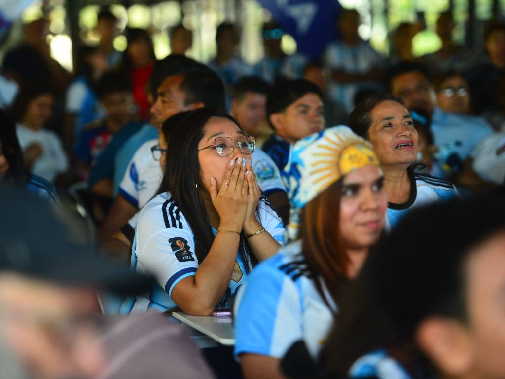 Hincha de Argentina se desespera al ver que no cae el gol