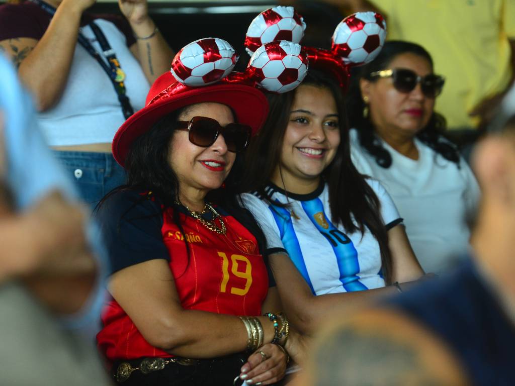 Verónica España y su hija disfrutan de la final en bandos contrarios.