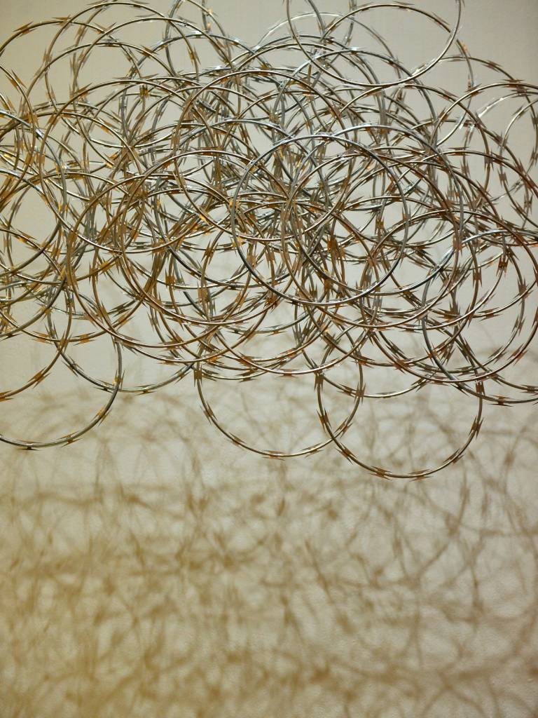 Obra de Ronald Morán exhibida en la exposición «Palmeras cansadas» en el Museo MARTE.