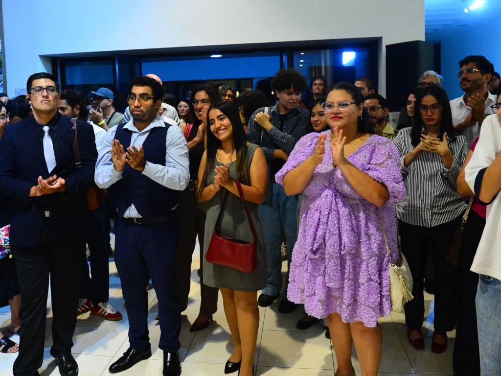 Público asistente durante el evento de inauguración de la exposición.