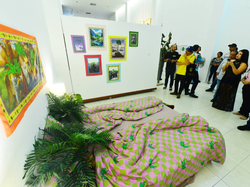 Instalación artística integrada como parte de la propuesta expositiva.