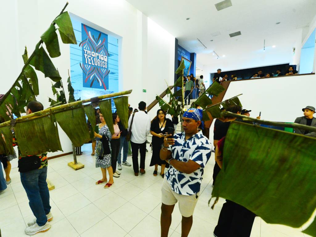 Obra que cuestiona el uso del paisaje tropical como mito paradisíaco y estrategia de greenwashing.