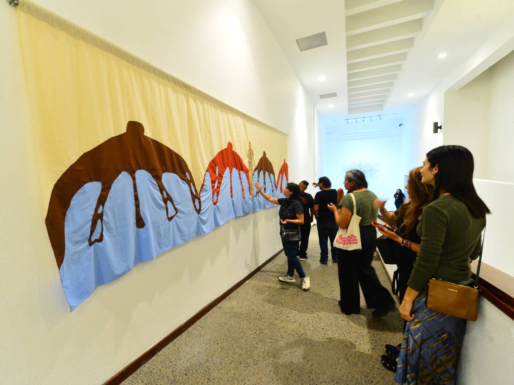 Obra de Gabriel Novoa: bordado sobre manta cruda con aplicaciones