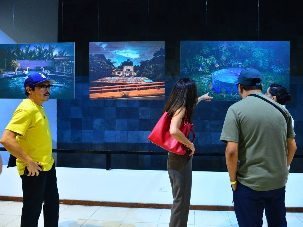 Asistentes observan con interés las diferentes obras presentadas en la exposición.