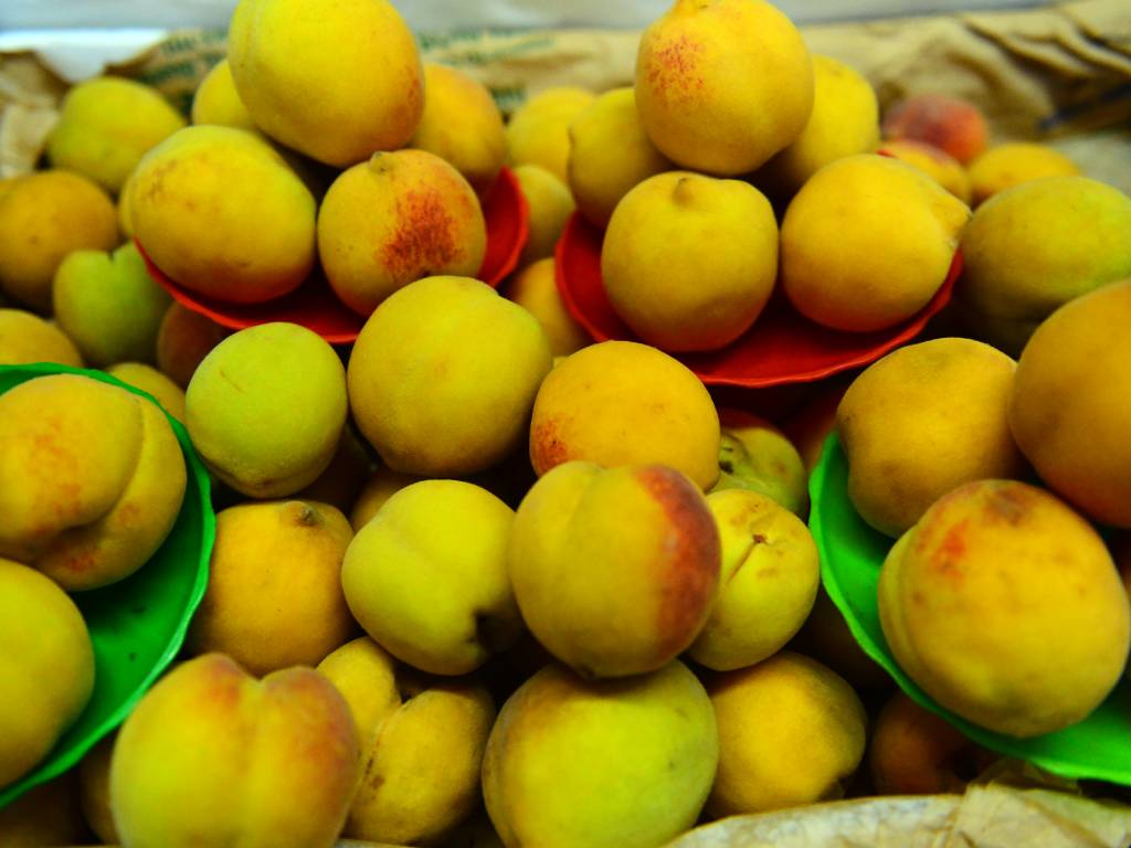 Durazno aterciopelado y jugoso, de $1 a $2 en mercado.