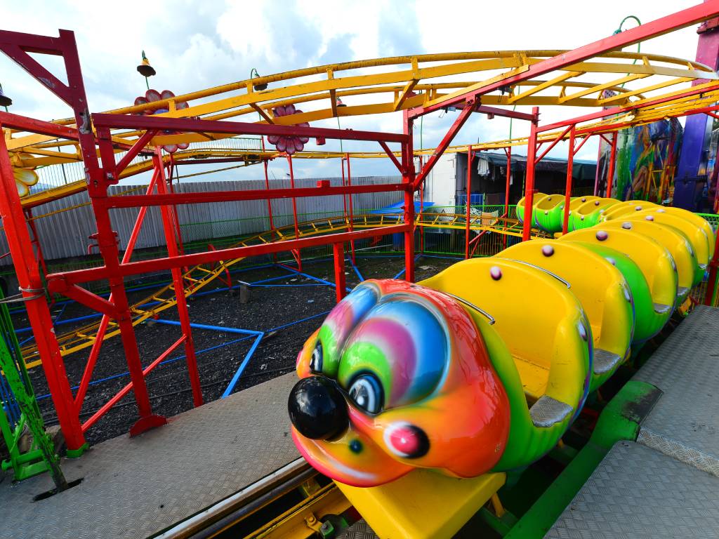 El Gusanito destaca entre los juegos tradicionales de feria.