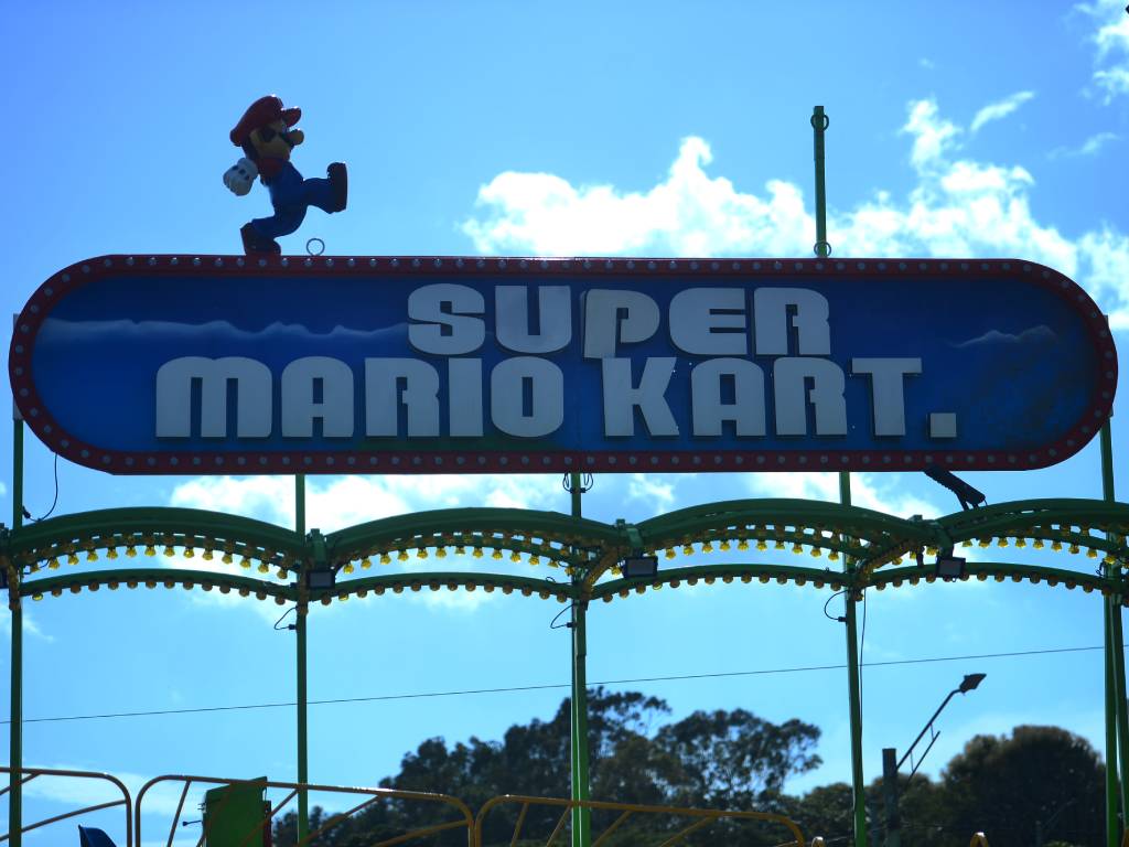 Figura de Mario decorando el rótulo de la atracción.