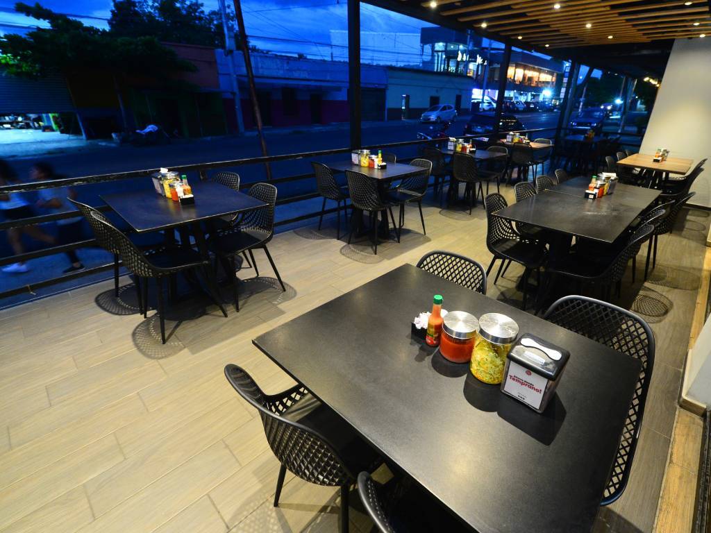 El restaurante también ofrece una zona al aire libre.