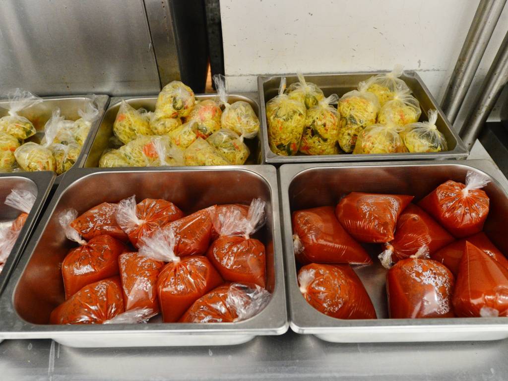 Su salsa, curtido y pupusas son herencia de los jefes que la impulsaron.