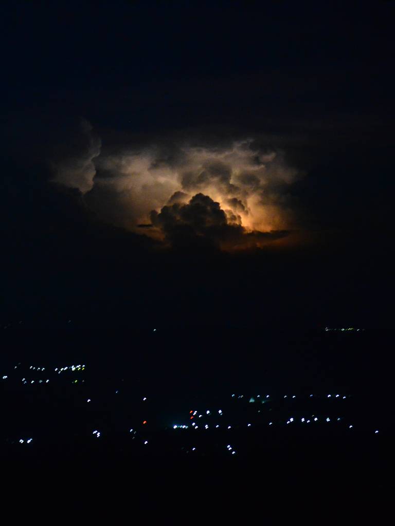 DESTELLOS EN EL SILENCIO Mientras el mundo dormía, la madrugada regaló un espectáculo imponente sobre el Cerro El Chino. Esta captura revela la fuerza salvaje de la naturaleza, donde una tormenta eléctrica ilumina las alturas y nos recuerda la majestuosidad oculta en las horas más silenciosas de la ruta.