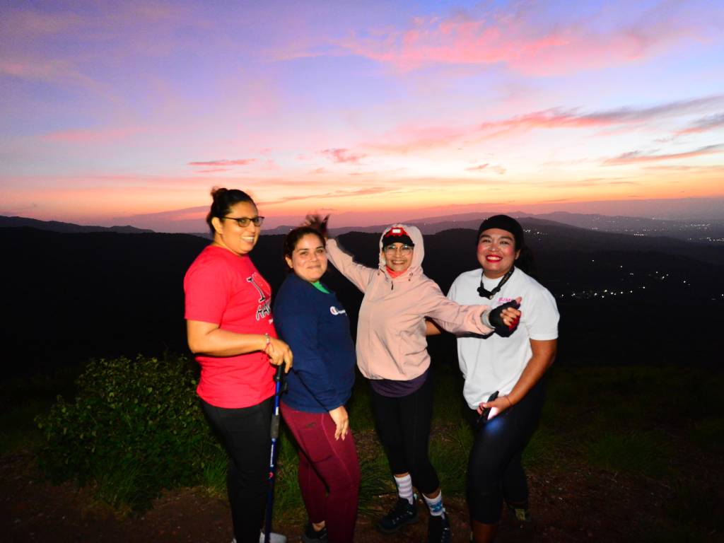 SEGURAS, UNIDAS Y FUERTES Wendy Nájera, Berta Ramírez, Sandra Reyes y Beatriz Cubas (de izquierda a derecha) capturadas en la complicidad del amanecer desde el cerro. Este espacio nació de la propia experiencia de Beatriz; tras vivir en carne propia las dudas y temores que muchas mujeres enfrentan al caminar en la montaña, decidió transformar un proyecto inicialmente mixto en un refugio exclusivo donde cada senderista pueda sentirse verdaderamente segura y fuerte.