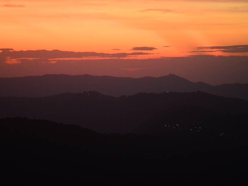 LA LUZ EN LA OSCURIDAD Cuando la noche parece más oscura, surge la luz más intensa. Esta postal inolvidable captura la fuerza de la naturaleza en una imponente tormenta eléctrica sobre el Cerro El Chino, recordándonos que cada desafío tiene su propia y espectacular belleza.