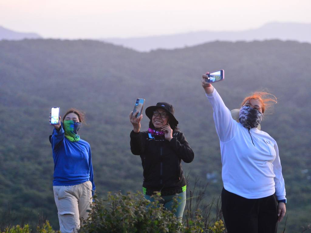 EXPLORANDO NUEVOS HORIZONTES
Integrantes de Rumbo Femenino disfrutan de una experiencia única al aire libre. La comunidad se caracteriza por ofrecer rutas diferentes en cada salida, transformando destinos como Comasagua en aventuras completamente nuevas mediante caminatas al atardecer y ascensos nocturnos.