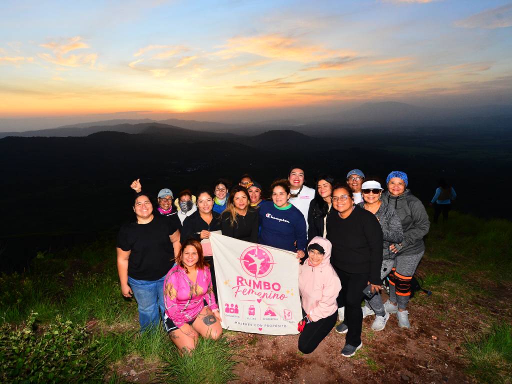 AVENTURA EN LA MONTAÑA Ellas son las integrantes del equipo que conquistó la ruta hacia el Cerro El Chino. Aunque el sello distintivo de Beatriz Cubas en Rumbo Femenino es diseñar experiencias que combinan el senderismo con un refrescante chapuzón —reflejando la pasión de las salvadoreñas por los ríos—, esta vez la jornada se dedicó por completo a conectar con la naturaleza y disfrutar al máximo de cada kilómetro de la caminata.