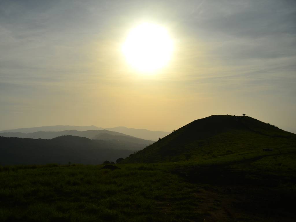 POSTALES DE EL SALVADOR. Un sol radiante rompe la mañana iluminando la silueta verde del Cerro El Chino y las cordilleras que lo rodean. A solo 45 km de la capital, este destino nos regala la combinación perfecta entre un reto de senderismo y un paisaje inolvidable. ¡Listas para la próxima cumbre!