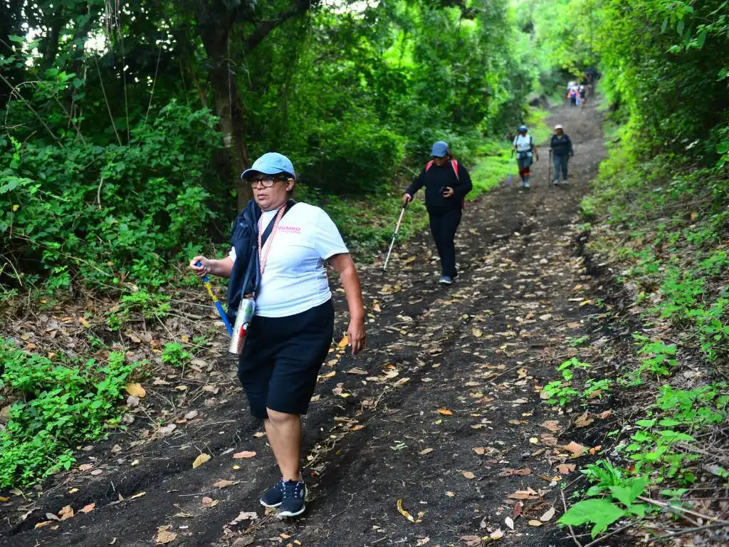 COMUNIDAD Y APOYO EMOCIONAL. La caminata de senderismo de 4 kilómetros organizada por Beatriz. Incluye una cita donde explica que organiza actividades especiales en fechas festivas como Navidad o el Día de la Madre para brindar compañía, apoyo y un nuevo sentido a las personas que se encuentran solas en esos días.