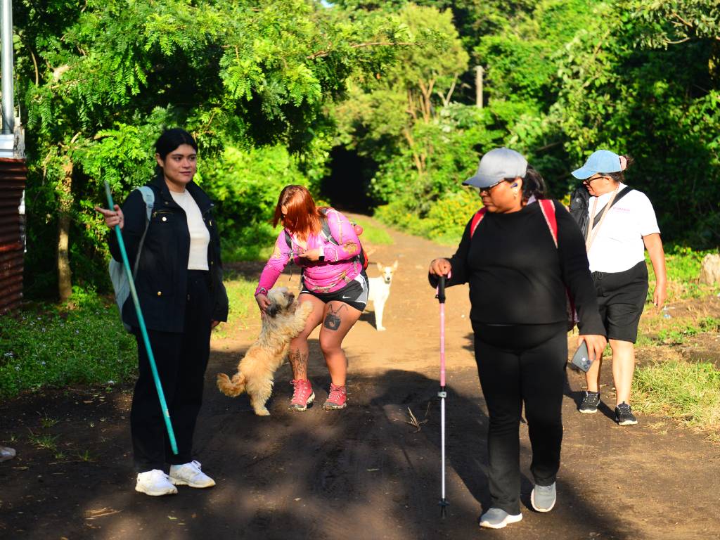 EL CORAZÓN DETRÁS DE CADA RUTA
El éxito y la calidez de cada recorrido radican en la dedicación de su fundadora, quien prioriza el bienestar integral de los participantes. Su principal objetivo es diseñar experiencias inclusivas y seguras, asegurándose de que cada persona se sienta bienvenida, cómoda y plenamente acogida desde el primer momento de la aventura.