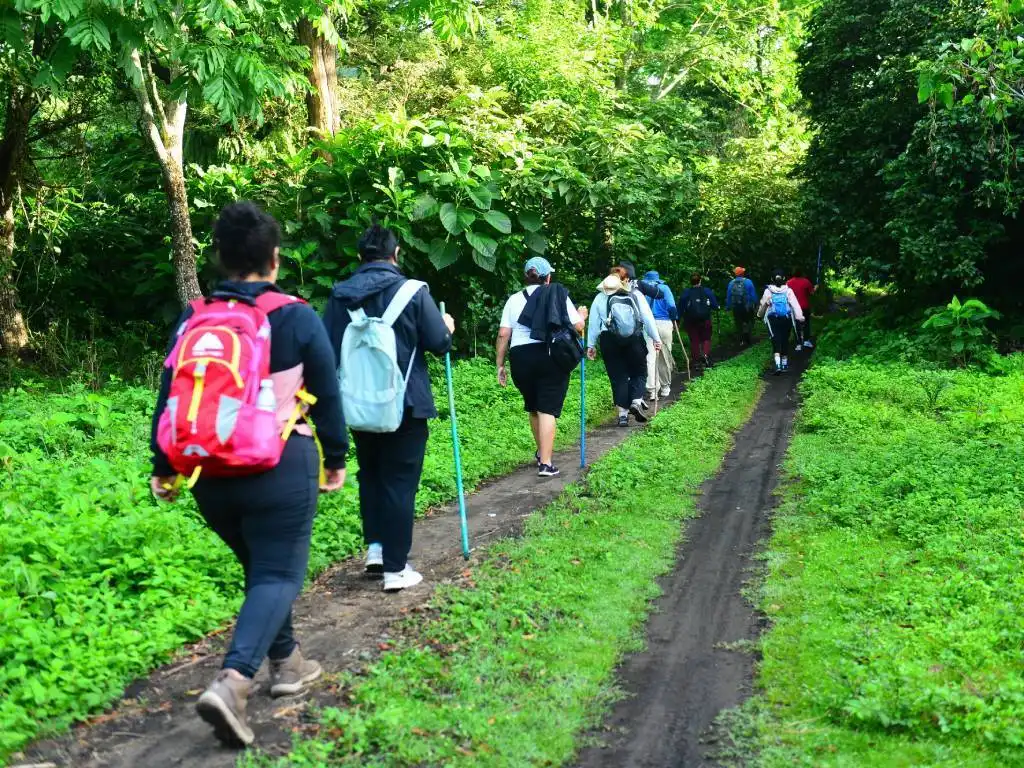 DESTINO NATURAL: CERRO EL CHINO. Vista panorámica del Cerro El Chino, un destino de naturaleza ubicado a 45 km de San Salvador. La imagen muestra sus paisajes verdes y las montañas circundantes bajo la luz del día, ideal para el senderismo y la desconexión al aire libre.