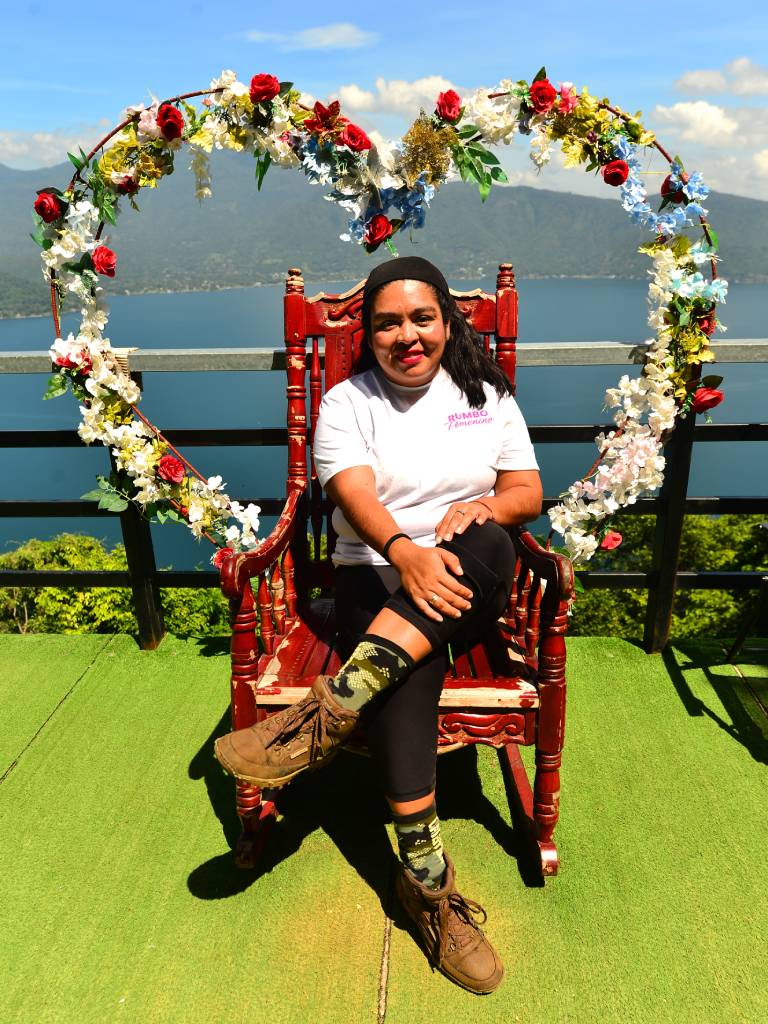 CELEBRACIÓN COMUNITARIA EN LA NATURALEZA. La sorpresa de cumpleaños organizada para Beatriz por su comunidad de senderismo. Explica que el grupo viajó al volcán Chaparrastique para celebrar por adelantado el domingo 14 de junio con un pastel en la cumbre al amanecer, y que los festejos continuaron el lunes con un viaje de dos días a la playa junto a varias integrantes del grupo.