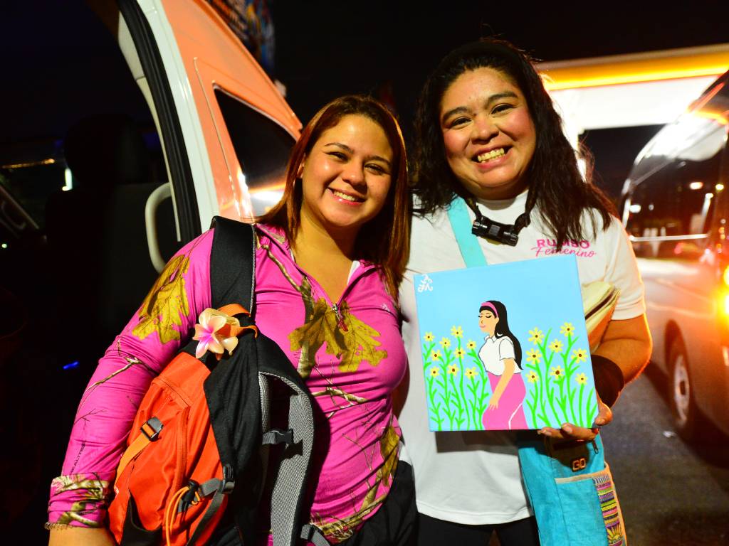 CELEBRANDO A NUESTRA FUNDADORA En un momento especial, Frida Ramos entregó un obsequio a Beatriz Cubas para celebrar su reciente cumpleaños durante una de las salidas de Rumbo Femenino.